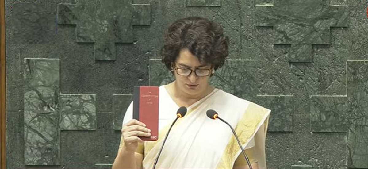 संविधान की प्रति हाथ में लेकर प्रियंका गांधी ने लोकसभा सदस्य के रूप में शपथ ली